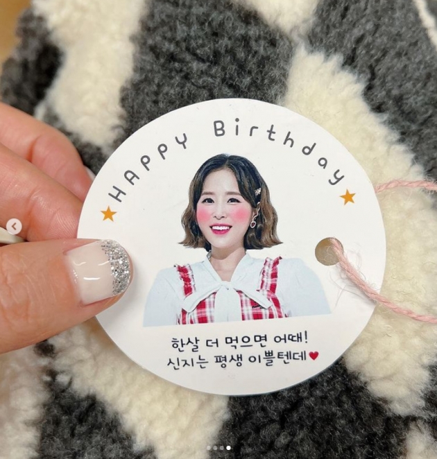 Shin Ji of the group Koyote told her happy routine.Shin Ji posted a few photos on his 17th day with his article Thank you so much for our fans ~ I will eat well and live live # I love you.Shin Ji, who is holding a birthday lunch box prepared by fans in the public photos and leaving a certified photo, is included.Meanwhile, Shin Ji is currently DJing MBC standard FM Jung Jun Ha, Shin Jis single bungle show.Photo: Shin Ji SNS