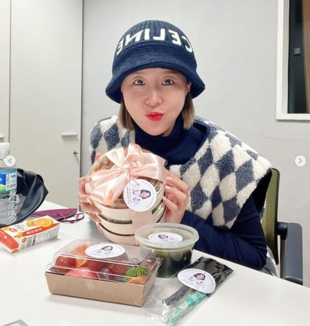 Shin Ji of the group Koyote told her happy routine.Shin Ji posted a few photos on his 17th day with his article Thank you so much for our fans ~ I will eat well and live live # I love you.Shin Ji, who is holding a birthday lunch box prepared by fans in the public photos and leaving a certified photo, is included.Meanwhile, Shin Ji is currently DJing MBC standard FM Jung Jun Ha, Shin Jis single bungle show.Photo: Shin Ji SNS