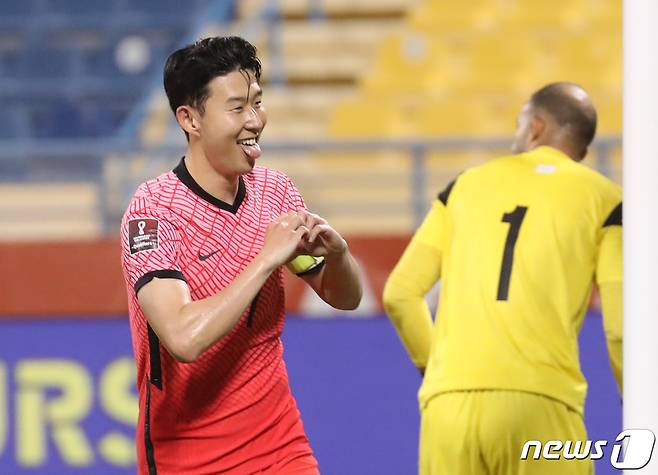 16일(현지시간) 카타르 도하 타니 빈 자심 스타디움에서 열린 '2022 카타르월드컵 아시아 최종예선 A조 6차전' 대한민국과 이라크의 경기에서 손흥민이 A매치 30호 골을 기록하고 있다. 카타르 도하는 손흥민이 2011 카타르 아시안컵에서 A매치 데뷔골을 터뜨린 장소. 2021.11.17/뉴스1 © News1 이성철 기자