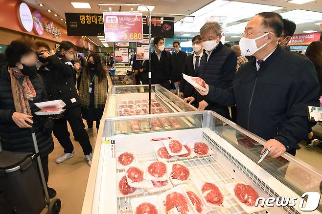 물가 민생 현장점검에 나선 홍남기 부총리(오른쪽)가 17일 서울 서초구 양재동 하나로마트양재점에서 장철훈 농협경제지주 농업경제 대표(오른쪽 두 번째)등과 소고기 판매코너에서 소비자와 얘기하고 있다. 2021.11.17/뉴스1 © News1 박정호 기자