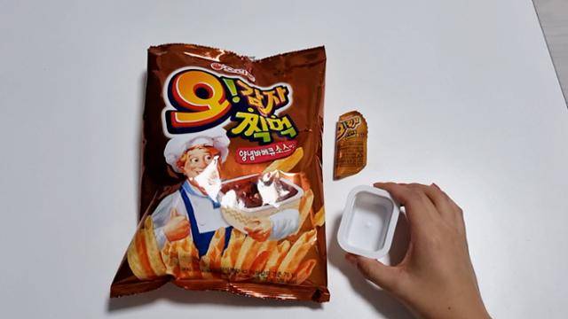 성현경씨가 먹은 오감자 과자에는 소스를 담은 트레이가 들어 있었다. 쓰레기가 하나 더 추가됐다. 현유리 PD