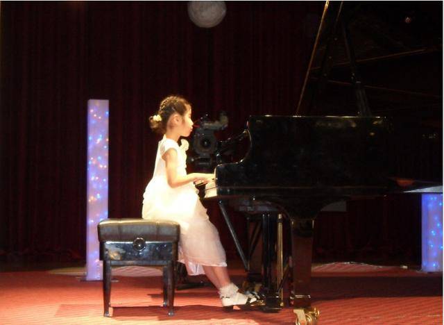 초등학교 시절 음악 콩쿠르 대회에서 피아노를 연주하는 유예은씨. 가족 제공