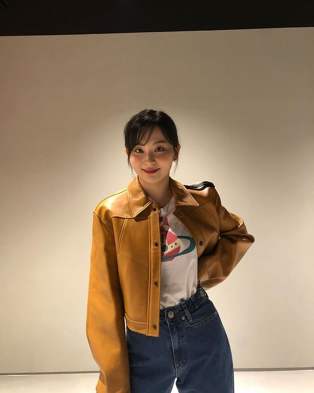 Singer Seulgi showed off her playful look.On Thursday, Seulgi posted several photos on her personal Instagram account.Seulgi, wearing a leather jacket and jeans in the public photos, is taking various poses looking at the camera.Seulgis charming appearance, which does not hide a playful expression, laughed at the viewers.The fans who saw this responded such as I look good in clothes and What if I am cute today?iMBC  Photo Source Seulgi Instagram