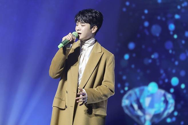 정동원은 이날 쇼케이스에서 더블 타이틀곡인 '잘가요 내사랑'과 '물망초'를 비롯해 수록곡 '할아버지 색소폰'까지 총 3곡을 불렀다. 쇼플레이엔터테인먼트 제공