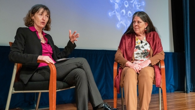 2019년 HIV 치료자 모임에서 자연 치유자인 로린 윌런버그(오른쪽)가 암파르(AMFAR)의 로웨나 존스턴 연구부장과 대화를 나누고 있다. (사진=암파르/에이즈 연구재단)