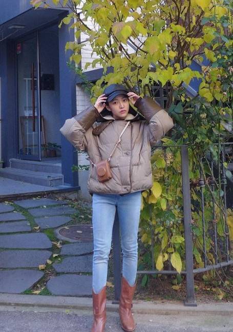 Yeri, a member of the group Red Velvet, unveiled a sophisticated winter fashion.On the afternoon of the 17th, Yeri posted several photos with emoticons on his instagram.In the open photo, Yeri took a picture wearing a thick padding and a bread hat. Yeri showed off her unique fashion sense by matching point colors with brown-toned boots and bags.Especially, the face close to the people has neat beauty and lovely charm, making the fans feel heartwarming.Meanwhile, Yeri appeared in the web drama Blue Bus Day which was released in July.