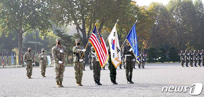 서울 용산구 주한미군 용산기지 나이트 필드에서 '한미연합군사령부 창설 43주년 기념식'이 진행되고 있다. 한미연합사는 1978년 11월7일 창설됐으며, 그 사령관은 현재 우리 국군에 대한 전시작전통제권을 갖고 있다. (한미연합군사령부 제공) 2021.11.5/뉴스1