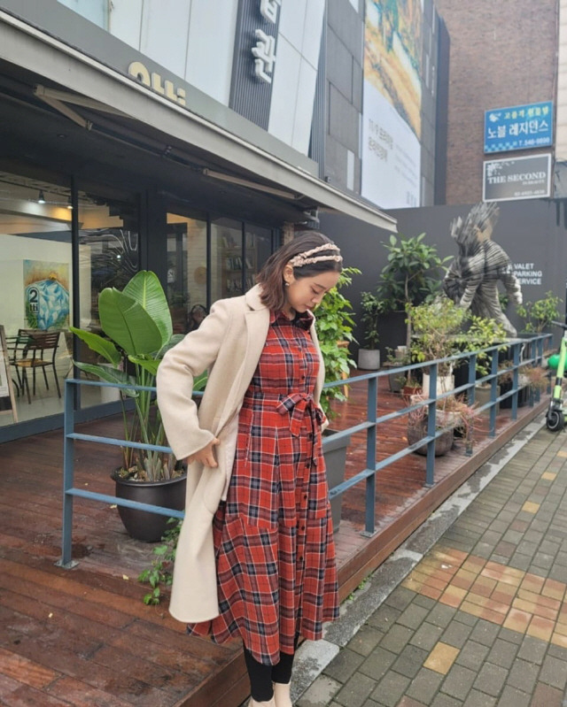 WoHyelim, a former girl group Wonder Girls, boasted the D line.Wu Hyelim told his Instagram on the 18th that he was pregnancy with heart emoticons.The picture shows the daily life of Wu Hyelim, who is now five months old in pregnancy, wearing a comfortable long dress and a coat.Here, I wore a hair band and showed off my charm.At this time, Wu Hyolim felt the excitement of the preliminary mamma as he smiled brightly or looked down at the ship with his hands wrapped around the slightly outstretched D line.Wu Hyelim recently received a lot of congratulations on his instagram, saying, We have a baby angel for our couple!Meanwhile, Wu Hyelim joined the Wonder Girls as a new member in 2010.Wu Hyelim, who was concentrating on her studies after the group disbanded in 2017, married Taekwondo player Shin Min-chul last year after eight years of devotion.