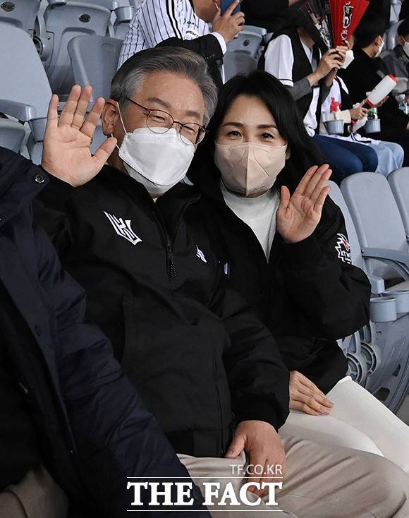 이재명 더불어민주당 대선후보와 배우자인 김혜경 씨가 18일 오후 서울 구로구 고척스카이돔을 찾아 2021 KBO 포스트시즌 한국시리즈 4차전 두산 베어스와 KT 위즈의 경기를 응원하고 있다. 낙상사고 후 첫 공식 석상에 모습을 드러낸 김혜경 씨는 육안 상 상처가 잘 보이지 않을 정도로 건강해보였다. /국회사진취재단