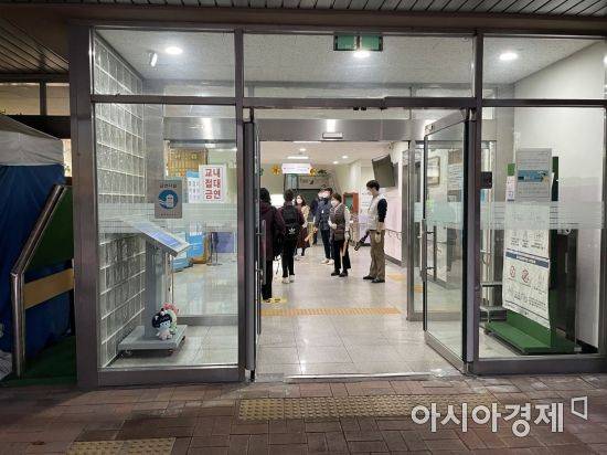 2022학년도 대학수학능력시험일인 18일 서울 종로구 경운학교. 시험장으로 들어가는 수험생들./사진=강주희 기자 kjh818@asiae.co.kr