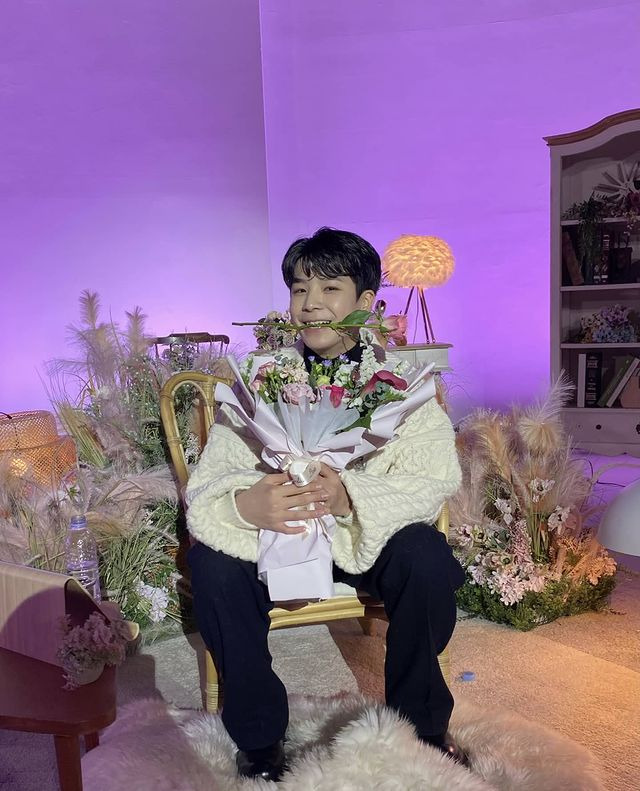 Singer Jung Dong-won showed off his affection for fans.On the 18th, Jung Dong-won posted two photos on his personal instagram with an article called Naucalpan.Jung Dong-won, who is wearing a rose flower in his mouth, is holding a bouquet of flowers in his arms and making a smile.Jung Dong-won appeared on Naver Naucalpan #OUTNOW on the afternoon of the 17th and performed comeback Love Live! show and actively communicated with fans.The fans who saw it responded such as It is so cute, The flower bit the flower and Love Live! It was the best.On the other hand, Jung Dong-won released his first solo album Nostalgia, Tree to Give.iMBC  Photo Source Jung Dong-won Instagram