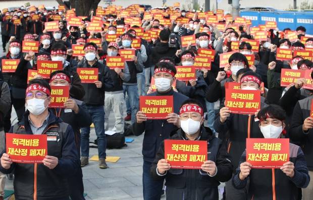 15일 오후 서울 종로구 정부서울청사 앞에서 카드사노동조합협의회 노조원들이 '카드노동자 총파업 결의대회'를 하고 있다. 이날 결의대회에서 참석자들은 카드 가맹점수수료 추가 인하 반대 및 적격비용 재산정제도 폐지를 촉구했다. 사진=뉴스1
