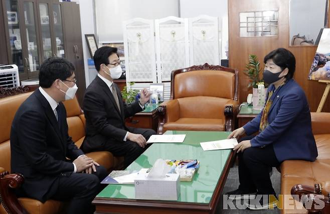 양승조 충남도지사(맨위 왼쪽와 맹정호 서산시장이 서영교 행안위 위원장(오른쪽)을 만나 도 현안사업 등을 설명하고 적극적인 지원을 요청했다.