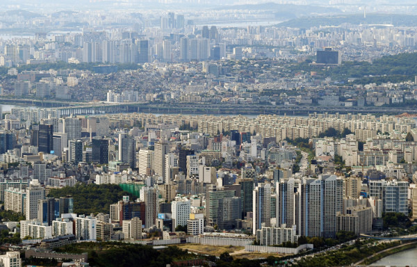 최근 정부의 가계대출 규제 강화와 대출 규제 등 영향으로 부동산 가격 상승세가 주춤한 가운데 각종 연구·금융기관들은 내년 집값 상승 전망을 내놓고 있다. 사진은 서울 송파구 롯데월드타워에서 내려다본 아파트 단지들. 국민DB