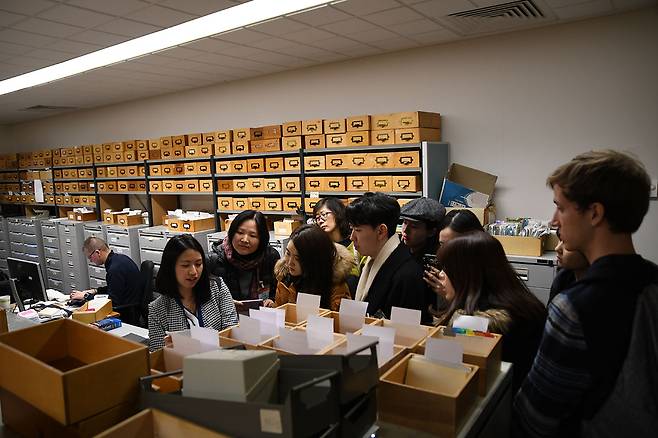 2018년 2월7일 살라자르 박사(왼쪽에서 두 번째)가 옥스퍼드 사전 편집부를 방문한 신지영 교수(왼쪽에서 세 번째) 일행에게 단어 카드를 보여주고 있다. ⓒ신지영 제공