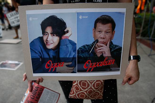 9월21일 필리핀 마닐라의 시위에서 한 참가자가 든 선전물에 ‘Oppa’라는 단어가 적혀 있다. ⓒEPA