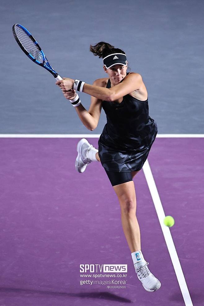 ▲ 가르비네 무구루사가 2021년 WTA 파이널 결승전에서 백핸드를 치고 있다.