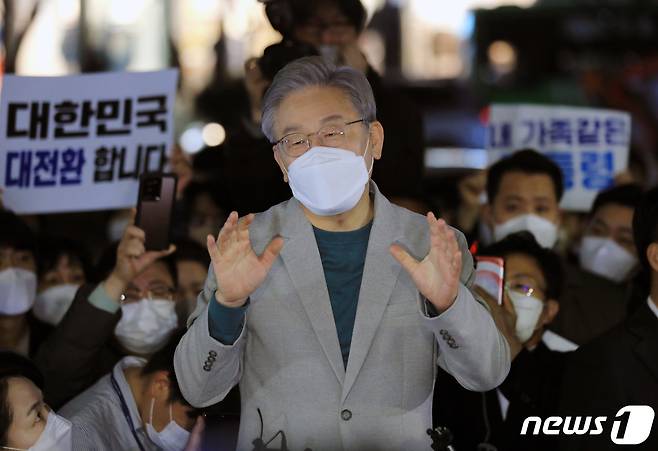 이재명 더불어민주당 대선 후보가 19일 오후 대전 둔산동 일대에서 인사말을 하고 있다. 이 후보는 지난주 부산·울산·경남 지역순회에 이어 이날 대전을 시작으로 '매타버스(매주 타는 민생 버스)'를 타고 2박3일 일정으로 충청지역을 누빈다. 2021.11.19/뉴스1 © News1 구윤성 기자