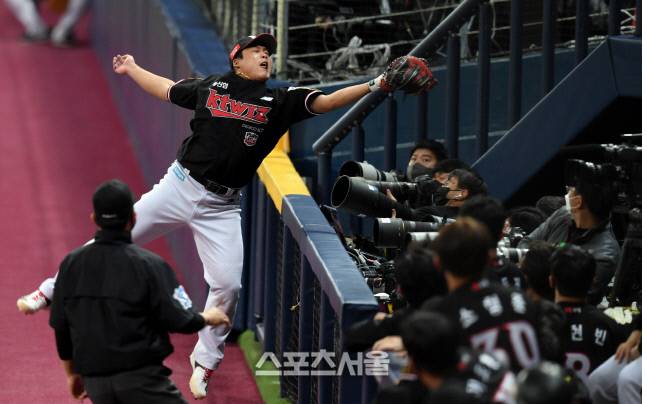 KT 1루수 강백호가 17일 고척스카이돔에서 열린 2021 KBO리그 KT와 두산의 한국시리즈 3차전 4회말 상대 강승호 파울타구를 잡아내고 있다. 고척 | 최승섭기자 thunder@sportsseoul.com