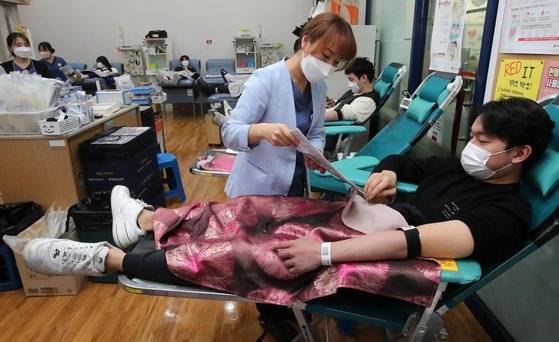 부산 동의과학대학교가 18일 교내 헌혈의 집에서 '사랑의 헌혈 릴레이' 행사를 열었다. 송봉근 기자