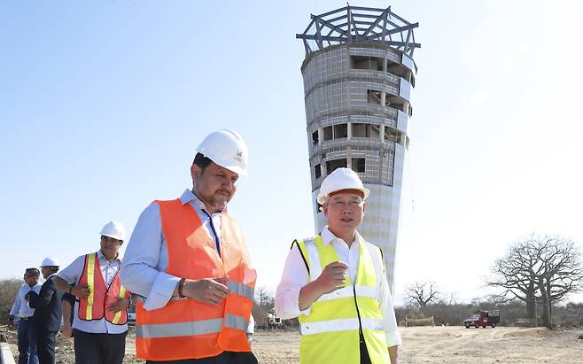 Korea Airports Corporation President Son Chang-wan (right) and Jose Gabriel Martinez Castro (left), Ecuador’s Transport Minister conducts a site survey for an airport in Manta, Ecuador, Monday local time. (KAC)