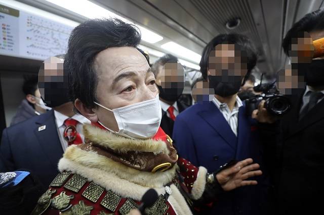 '지옥철' 김포도시철도 체험하는 허경영. 연합뉴스