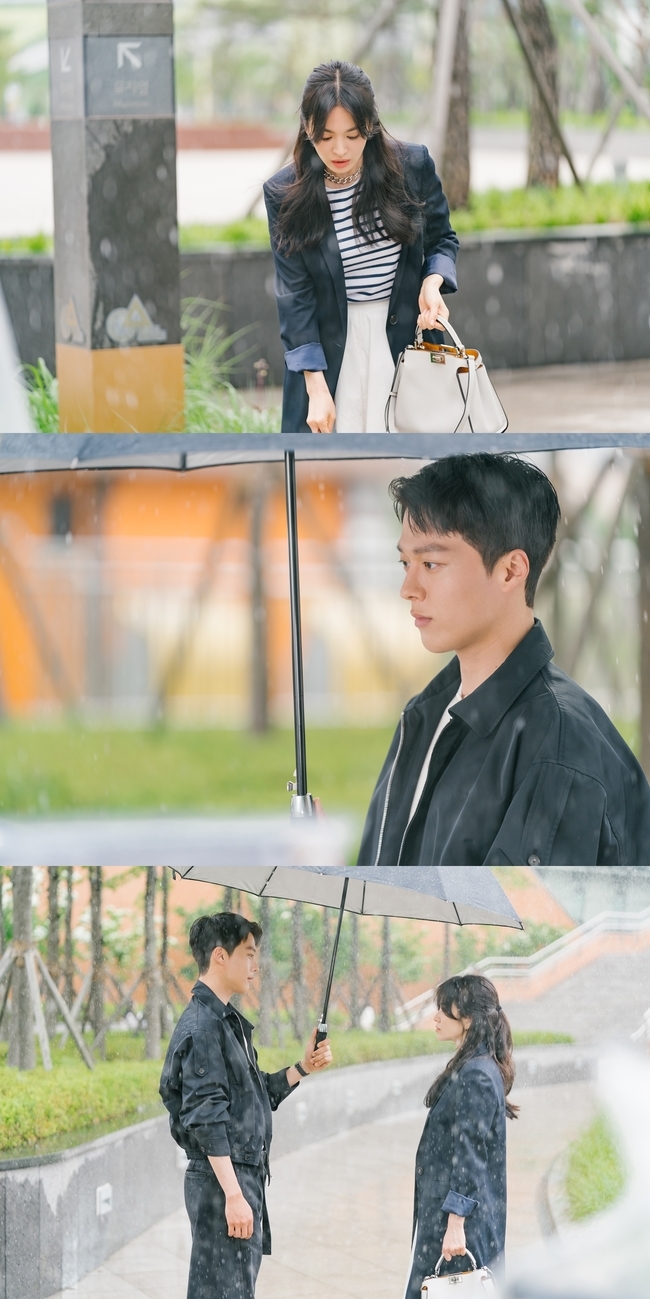 Now, Im breaking up Song Hye-kyo and Jang Ki-yong faced in the rain.SBS gilt drama Now, Im breaking up (playplay by Jane/director Lee Gil-bok/creator Gline&Gang Eun-kyung/production Samhwa Networks, UAA/hereinafter Jihejung) is painting the house theater with deep melodrama.The relationship between Ha Young (Song Hye-kyo) and Yoon Jae-guk (Jang Ki-yong) seemed to reach out and attracted viewers by blending with the brilliant visual beauty and the perfect chemistry of actors.So Jihejung ranked first in weekly mini-series ratings from the first week of broadcasting.Meanwhile, on November 19, the production team of Jihejung released a scene where they could feel the delicate sensation of Ha Young-eun and Yoon Jae-guk in advance of the third broadcast.The scene was used for the teaser of Jihejung before the first broadcast, which drew explosive attention. Ha Young-eun and Yoon Jae-guk facing each other in the rain.The Chemistry of the two Actors, who only had a lot of emotions in their eyes, added the sweet voice of Carder Garden to raise expectations for geo-hea-jung.The scene of the topic will finally be released through the main broadcast. In the photo, Ha Young-eun is embarrassed because she does not have an umbrella while the autumn rain falls.In the last photo, Ha Young-eun and Yoon Jae-guk, who face each other while wearing an umbrella, can be seen.In the second ending of the Jihejung, the sad link between Ha Young-eun and Yoon Jae-guk was implied. Yoon Jae-guk brought out his brothers name, which died 10 years ago, to Ha Young-eun.Ha Young-eun replied, I am breaking up with him.Viewers are waiting for the third episode of Jihejung, anxiously, how the relationship between the two people, who have just begun to feel subtle emotional changes toward each other, will change with Yoon Soo-wan.When the scene was released in the teaser video without prior information, the beautiful chemistry of the two actors was outstanding.Viewers who watched the first and second broadcasts of Jihejung now know the meeting between the two, their liking for each other, and their relationship 10 years ago.When I know all this and see the scene again, Ha Young and Yoon Jae Kooks feeling comes closer.