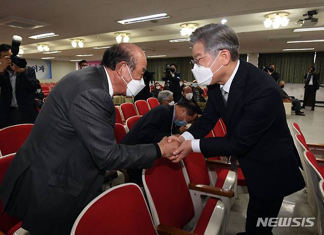 [서울=뉴시스] 국회사진기자단 = 더불어민주당 이재명 대선후보가 19일 오전 서울 종로구 경주이씨중앙화수회관에서 열린 제29대 5차 상임회장단회의 참석자들과 인사나누고 있다. 2021.11.19. photo@newsis.com