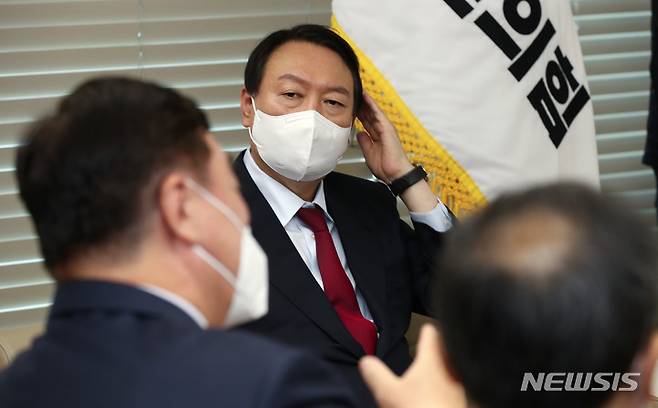 [서울=뉴시스] 최진석 기자 = 윤석열 국민의힘 대선 후보가 19일 오후 서울 여의도 당사 후보실에서 싱하이밍 주한 중국대사와 면담, 요소수 관련 이야기가 나오자 머리를 만지고 있다. 2021.11.19. myjs@newsis.com