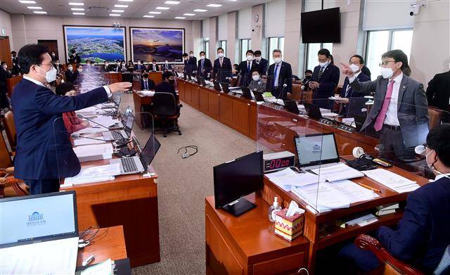 고성 오가는 국회 국토위 전체회의 - 18일 서울 여의도 국회에서 열린 국토교통위원회 전체회의에서 개발이익환수법 안건 상정을 놓고 여야간 언쟁이 벌어지고 있다. 2021.11.18 뉴스1