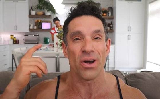 캐나다 유명 트레이너 그렉 듀셋이 또다시 김종국의 약물 관련 의혹을 제기했다.유튜브 캡처