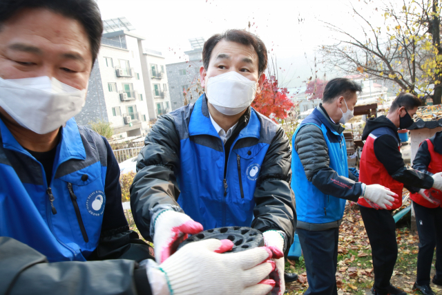 19일 정은보(가운데) 금융감독원장이 금융권 관계자들과 함께 서울 도봉구 지역의 영세가정·독거노인 등 23가구에게 연탄 4,600장을 배달하고 있다. 금감원은 금융 공공기관, 금융 관련 협회와 공동으로 후원금을 마련해 연탄은행에 연탄 20만장을 기부했다. /사진 제공=금감원