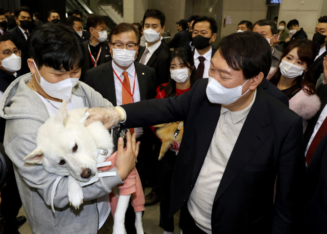 윤석열 국민의힘 대선 후보가 19일 경기 고양시 일산 킨텍스에서 열린 '2021 케이-펫페어 일산' 행사에 참석해 애견인과 이야기를 나누고 있다./고양=연합뉴스