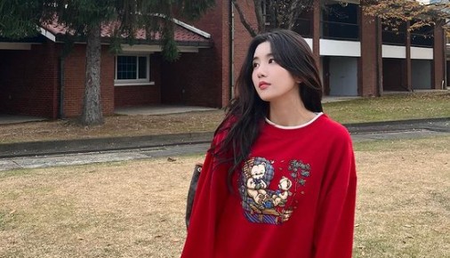 Kwon Eun-bi, from group IZ*ONE, boasted a doll-like beauty.On Wednesday, Kwon Eun-bi posted several photos on his instagram.In the photo, Kwon Eun-bi is seen in the outdoors, and the appearance of staring somewhere in a red man-to-man is cute.Above all, the cheerfulness of the bright body that stimulates the protection instinct and the clearness of the eyes made the fans feel heartwarming.Meanwhile, Kwon Eun-bi released his first mini-album, OPEN, and acted as Solo, debut and Door.