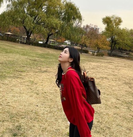 Kwon Eun-bi, from group IZ*ONE, boasted a doll-like beauty.On Wednesday, Kwon Eun-bi posted several photos on his instagram.In the photo, Kwon Eun-bi is seen in the outdoors, and the appearance of staring somewhere in a red man-to-man is cute.Above all, the cheerfulness of the bright body that stimulates the protection instinct and the clearness of the eyes made the fans feel heartwarming.Meanwhile, Kwon Eun-bi released his first mini-album, OPEN, and acted as Solo, debut and Door.