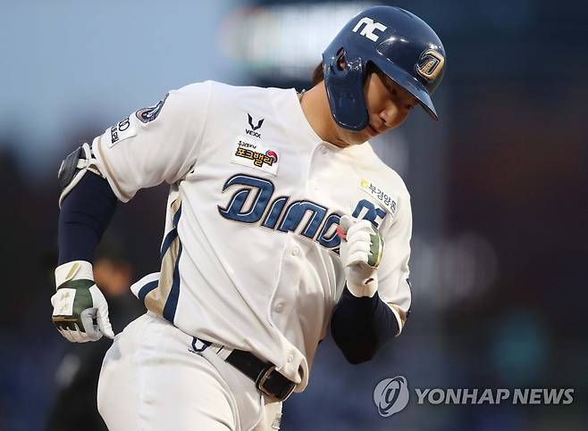 NC 나성범 30홈런·100타점 달성 (창원=연합뉴스) 김동민 기자 = 30일 창원NC파크에서 열린 '2021 KBO 프로야구' NC 다이노스와 삼성 라이온즈의 경기. 1회 말 무사 1·2루 상황 NC 3번 나성범이 3점 홈런을 치고 그라운드를 돌고 있다. 2021.10.30 image@yna.co.kr