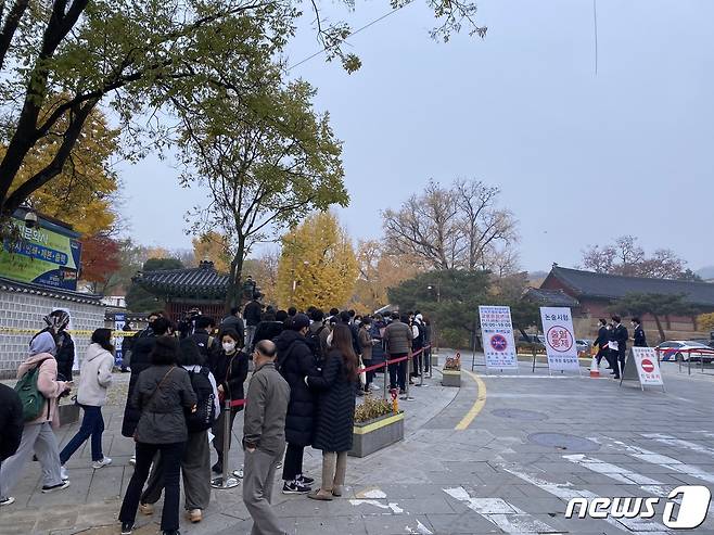 20일 오전 서울 종로구 성균관대학교 앞이 논술전형을 치르러 가는 학생과 가족들로 붐비고 있다. © 뉴스1 신윤하 기자