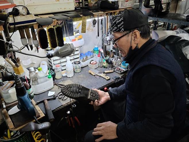 서울 성수동 수제화 거리에서 ‘구두선생’이라는 상호로 구두 수선을 해온 박창수(69)씨. 55년째 이곳에서 일하며 수제화 거리의 흥망을 함께했다. / 김종연 영상미디어 기자