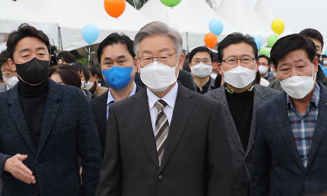 더불어민주당 이재명 대선후보가 20일 오전 충남 논산시 부적면 탑정호에서 논산지역 주민들과 함께 걷고 있다. /연합뉴스