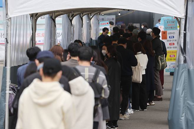 신종 코로나바이러스 감염증(코로나19) 신규 확진자가 3292명 발생하며 역대 최다치를 기록한 지난 18일 서울역 광장에 마련된 코로나 임시선별검사소에서 피검자들이 줄을 서 있다. /연합뉴스