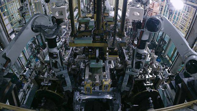 EV6 용접 공정에서 차제가 제작되고 있다. ⓒ기아