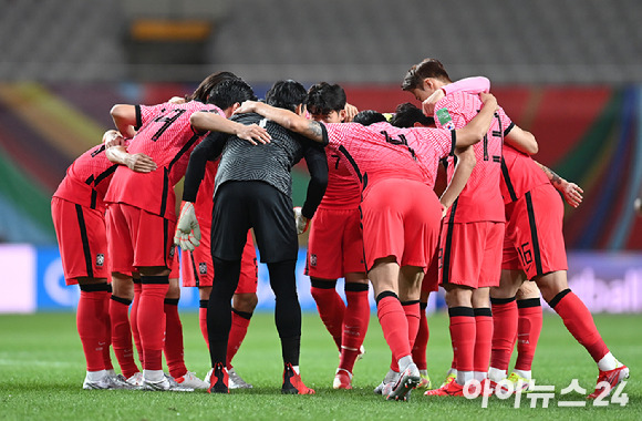 한국 축구대표팀이 2일 오후 서울월드컵경기장에서 진행된 '2022 카타르 월드컵' 아시아 지역 최종예선 A조 1차전 대한민국과 이라크의 경기에서 파이팅을 외치고 있다. [사진=김성진 기자]