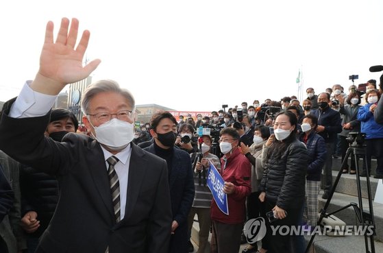 이재명 민주당 후보가 20일 충남 보령시 한국중부발전 어귀마당에서 열린 보령화력발전소 주민들과의 타운홀미팅에서 인사하고 있다. 연합뉴스
