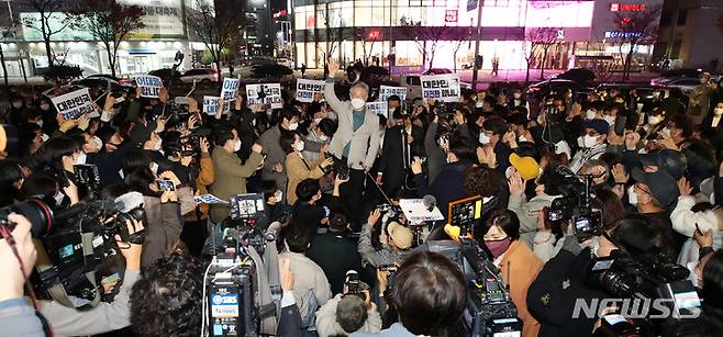 [대전=뉴시스] 전신 기자 = 이재명 더불어민주당 대선 후보가 19일 대전 서구 갤러리아백화점 타임월드 일대에서 연설을 마친 후 시민들을 향해 인사하고 있다. 2021.11.19. photo1006@newsis.com