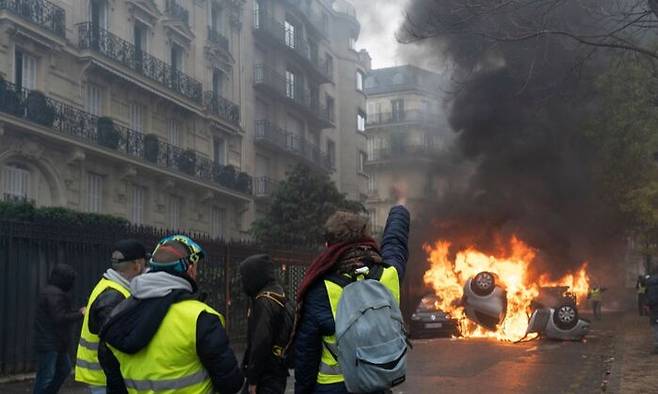 파리에서 불타오른 노란조끼 시위. 2018년. 게티이미지 코리아.