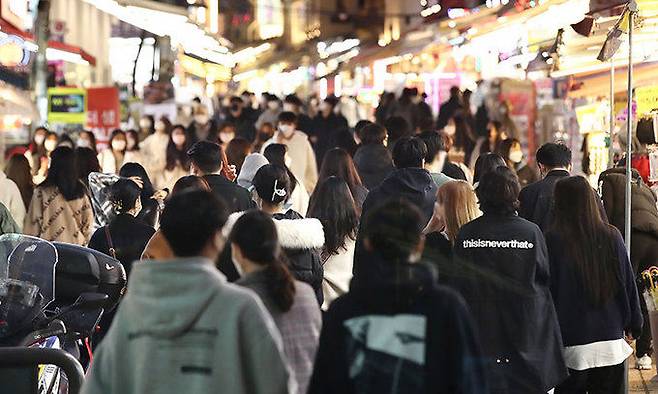 2022학년도 대학수학능력시험이 치러진 18일 저녁 서울 마포구 홍대 일대 거리가 붐비고 있다. 연합뉴스