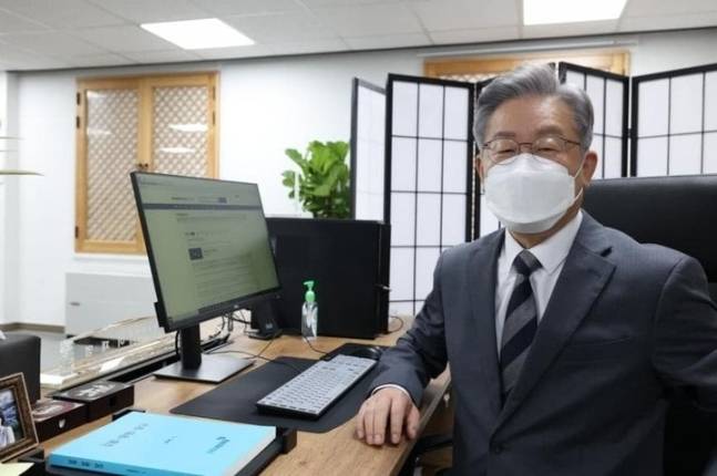이재명 더불어민주당 대선 후보. 디시인사이드 이재명 갤러리 캡처