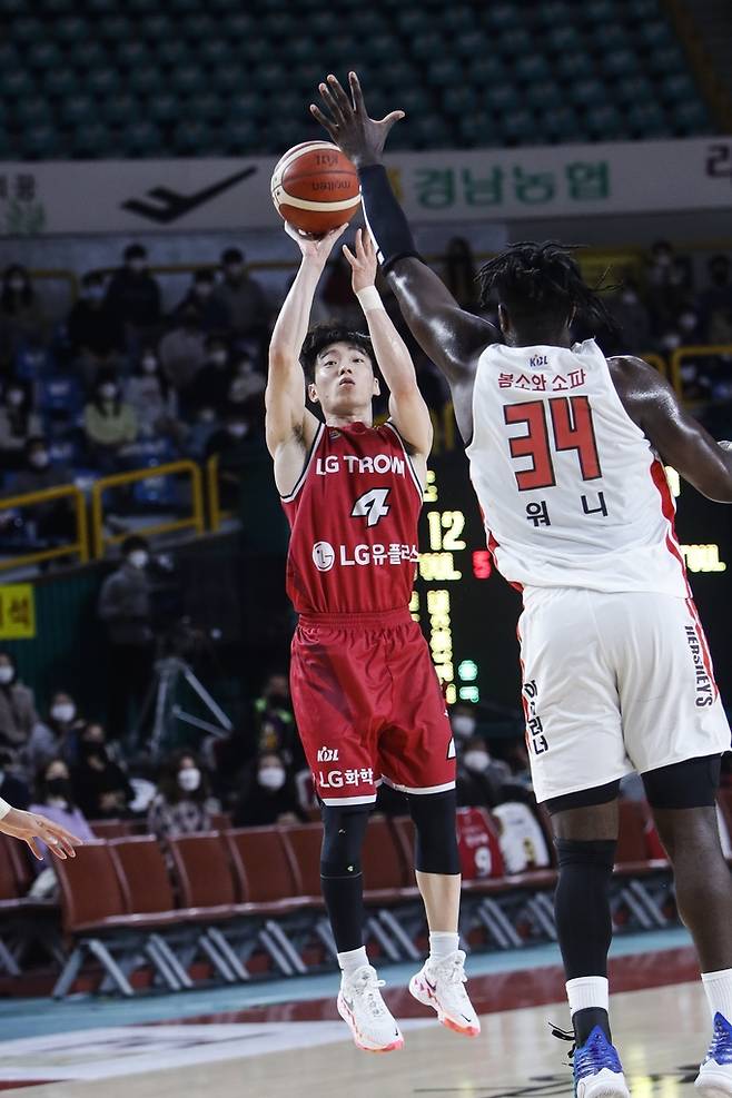 LG 이재도(왼쪽)가 SK 자밀 워니를 앞에 두고 슛을 시도하고 있다. [KBL 제공. 재판매 및 DB 금지]