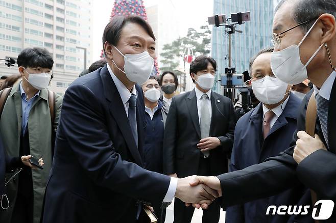 윤석열 국민의힘 대선 후보가 21일 서울 서초구 사랑의 교회에서 예배에 참석하며 교회 관계자들과 인사하고 있다. 2021.11.21/뉴스1 © News1 국회사진취재단