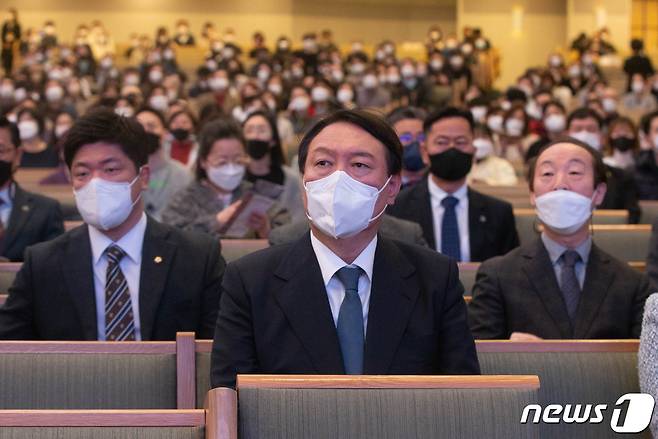 윤석열 국민의힘 대선 후보가 21일 오후 서울 서초구 사랑의교회에서 열린 예배에 참석해 자리하고 있다. 2021.11.21/뉴스1 © News1 국회사진취재단